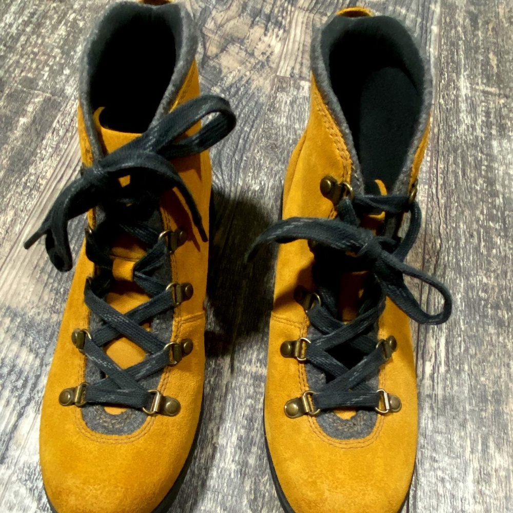 Clarks Hiking Boots Tan Leather-Worn Once